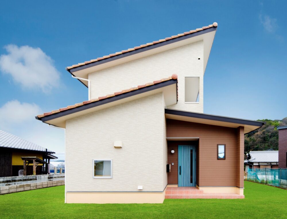 三豊市 G様 オレンジの洋瓦と水色の玄関が可愛い家