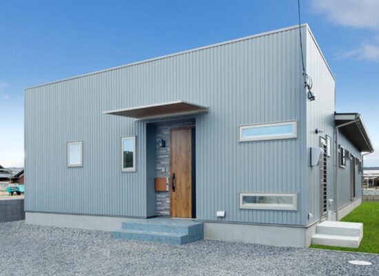 三豊市 I様 ブルーグレーガルバの外観が美しい２世帯住宅の平屋