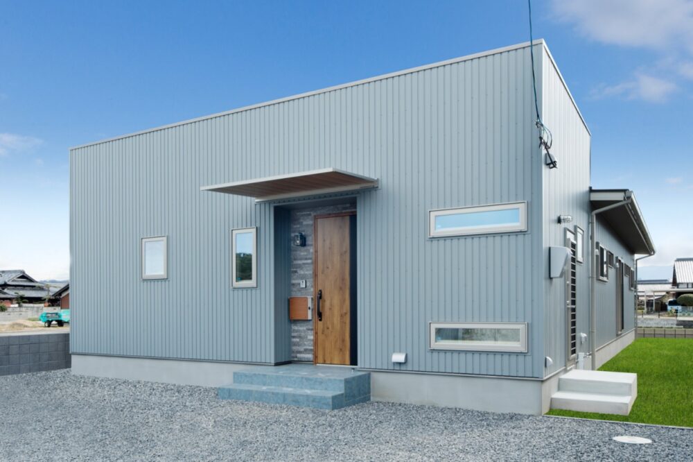 三豊市 I様 ブルーグレーガルバの外観が美しい２世帯住宅の平屋