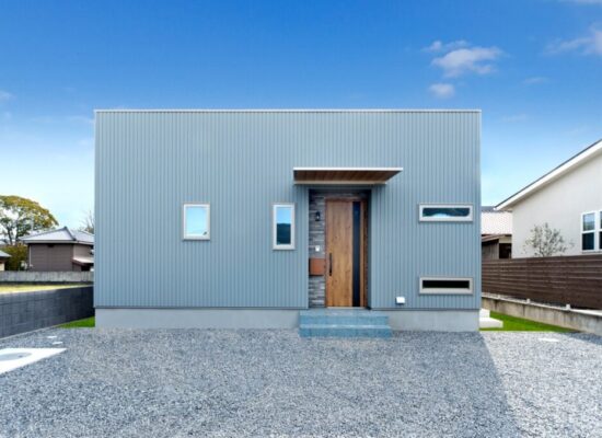 三豊市 I様 ブルーグレーガルバの外観が美しい２世帯住宅の平屋